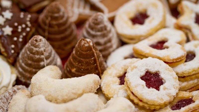 VE STŘEDU 13. 12. A VE ČTVRTEK 14. 12. VÁNOČNÍ PEČENÍ VE ŠKOLCE